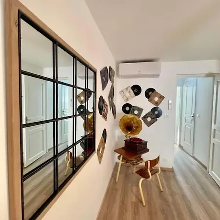 * Maison Chez J&j - Cite Medievale * Дом отдыха *